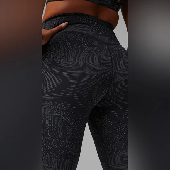 🌟Rare🌟 Fabletics Black High Frequency Reflective Trinity 7/8 Legging | XS | NWT - Picture 3 of 9